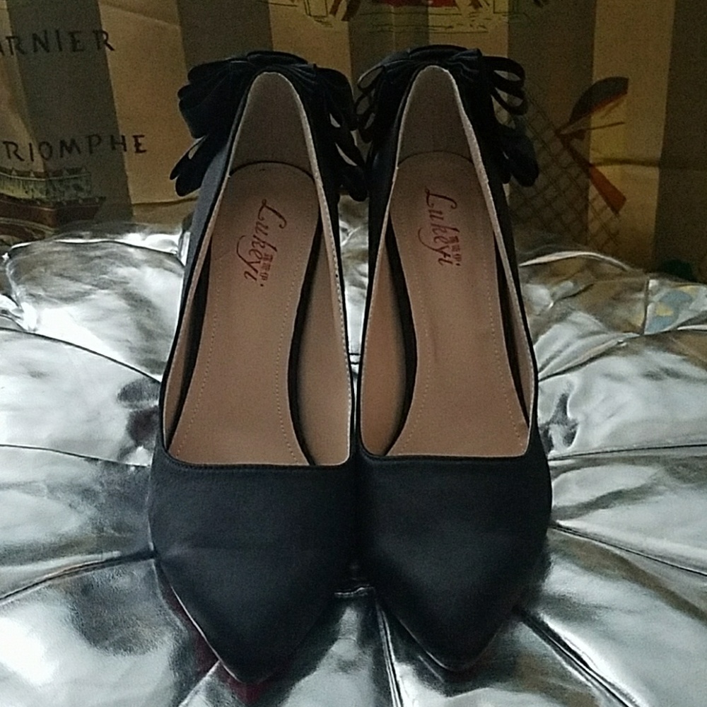 Lukeyi Black Satin Pumps